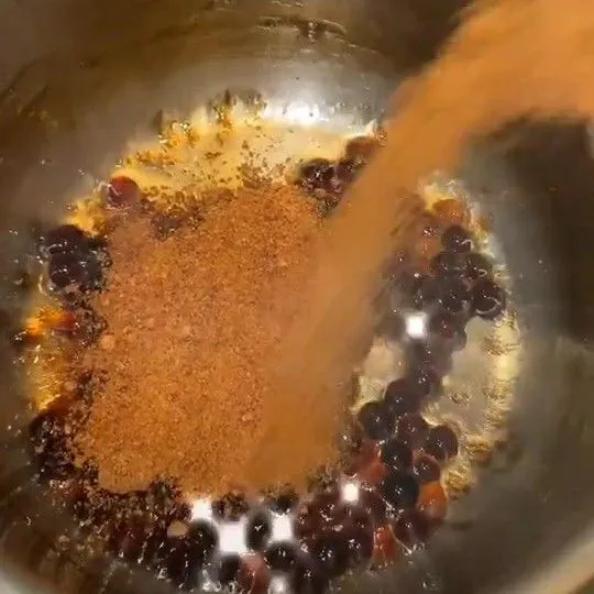 Rabus boba bersama air, kemudian,tambahkan gula merah dan masak hingga matang dan boba empuk.