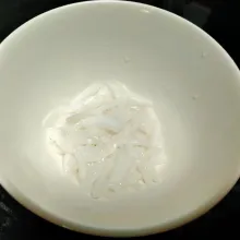 Masukkan kelapa muda dalam mangkuk.