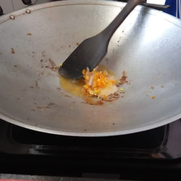 Tumis bumbu halus hingga harum, kemudian tambahkan teri nasi, tumis hingga matang.
