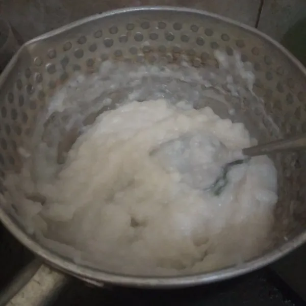 Rebus sambil diaduk-aduk hingga menjadi adonan bubur. Matikan api.