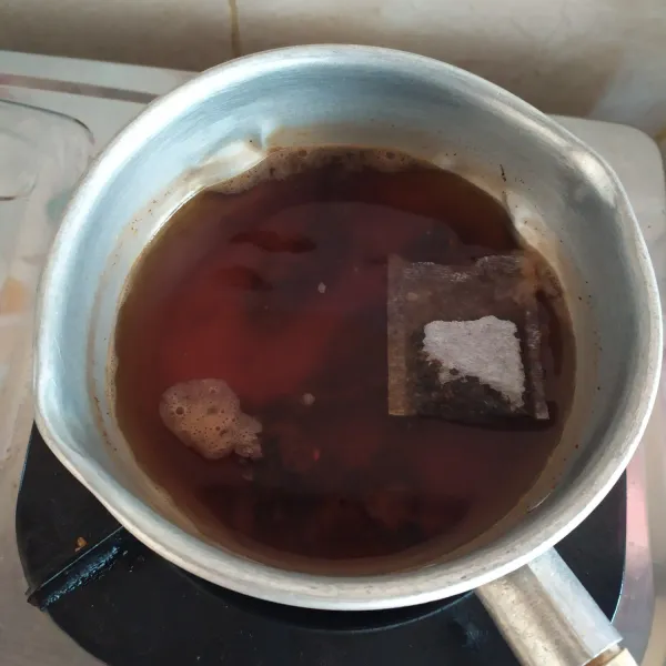 Setelah mendidih, masukkan kantong teh ke dalamnya. Tunggu beberapa saat sampai tercium aroma tehnya. Matikan api dan dinginkan.