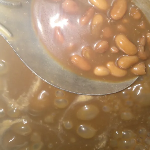Pindahkan kacang yang sudah empuk ke dalam panci kemudian tambahkan gula pasir, cokelat bubuk, vanili dan garam kemudian masak sampai mendidih.