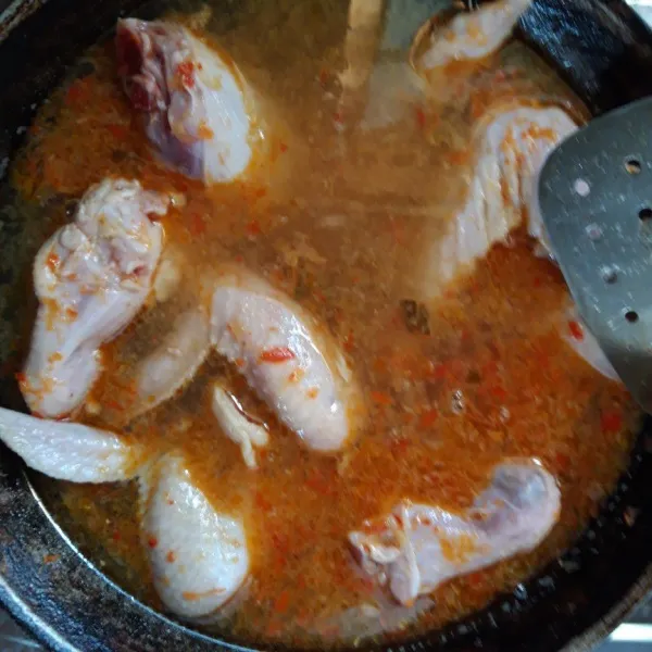 Sayam ayam dimasukkan dan pastikan air menutupi seluruh daging. Masak sampai air habis dan bumbu menempel pada ayam.