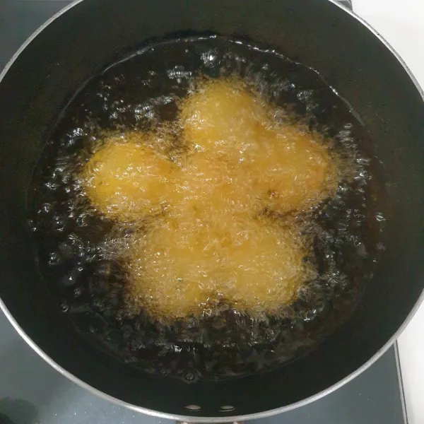 Panaskan minyak goreng. goreng combro Isi Taichan sampai berwarna kuning keemasan.