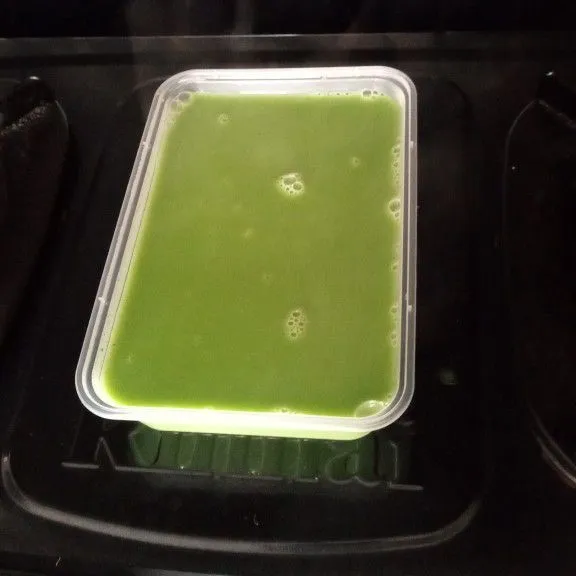 Setelah uap panasnya hilang tuang ke dalam wadah lalu dinginkan.