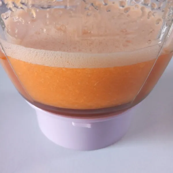 Blender wortel bersama madu dan air dingin/air es sampai halus. Kemudian saring.
