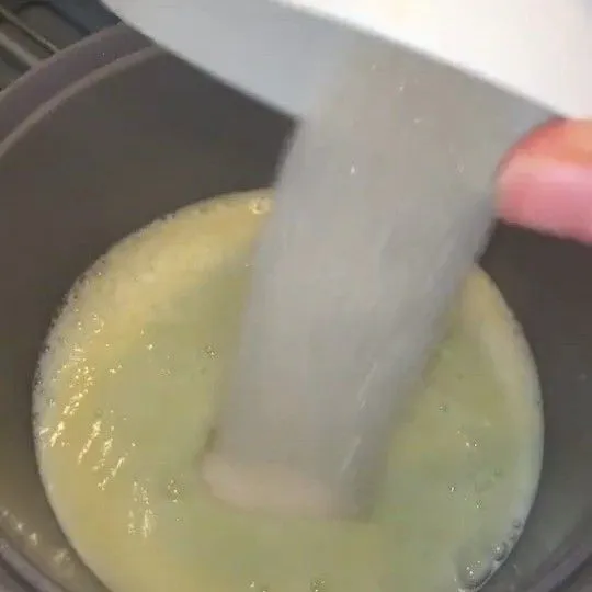 Tuang melon yang sudah diblender kedalam panci dan tambahkan gula pasir.