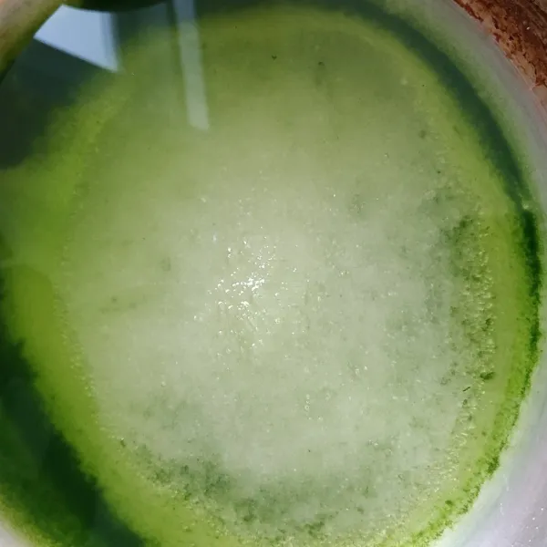 Campurkan air pandan dengan gula pasir