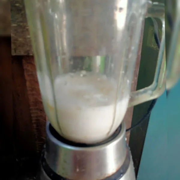 Masukkan santan kara, vanili dan 1/2 buah mangga potong dadu kedalam blender. Lalu diblender hingga halus. Kemudian masak diatas api kecil, sambil diaduk hingga matang.