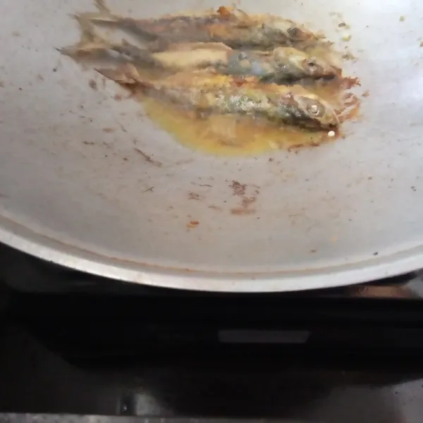 Cuci bersih ikan, lalu lumuri jeruk lemon, kemudian goreng hingga kering, tiriskan.
