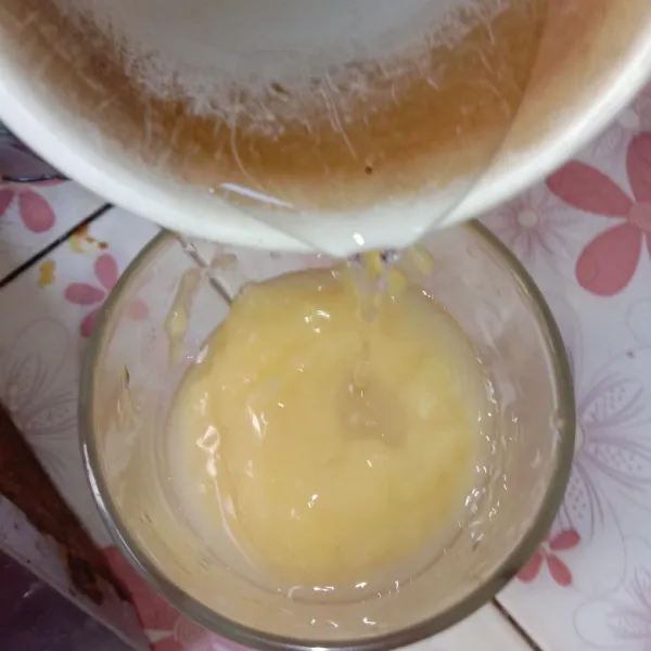 Masukkan 1/2 gelas air.