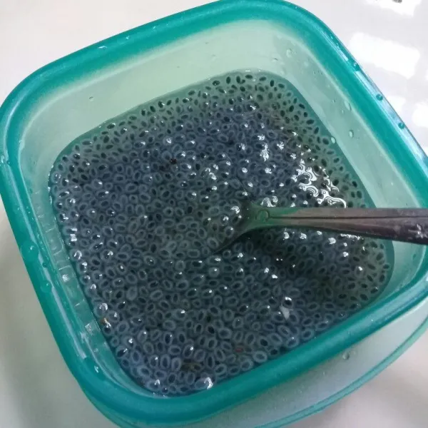 Rendam 1 sdm biji selasih dengan 50 ml air hangat sampai mengembang.
