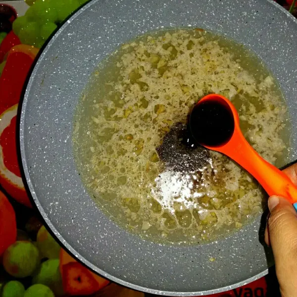 Set api sedang, masukkan semua bahan saus/kuah yang tersisa KECUALI garam. Setelah mendidih koreksi rasa, bubuhi garam jika memang diperlukan.