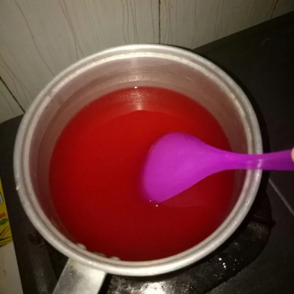 Masak bahan agar merah yang terdiri dari : bubuk agar,air dan gula pasir. Masak sampai mendidih,angkat lalu tuang ke dalam wadah. Biarkan dingin dan mengeras. Lalu parut menggunakan parutan keju.