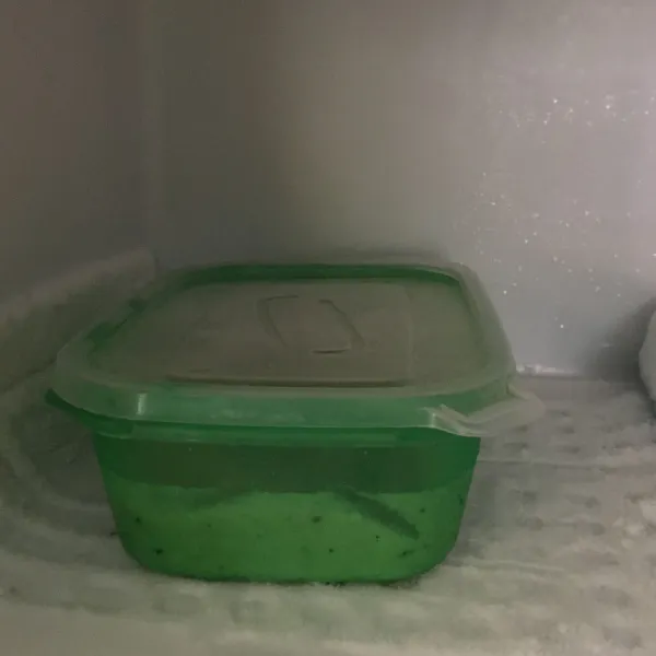 Simpan lagi di freezer setidaknya 8 jam.
