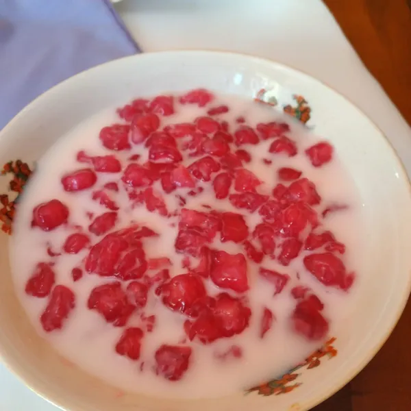 Siapkan mangkuk atau gelas,  tambahkan es batu dan biji delima tadi lalu siram dengan susu UHT. Es Merah Delima siap di santap.