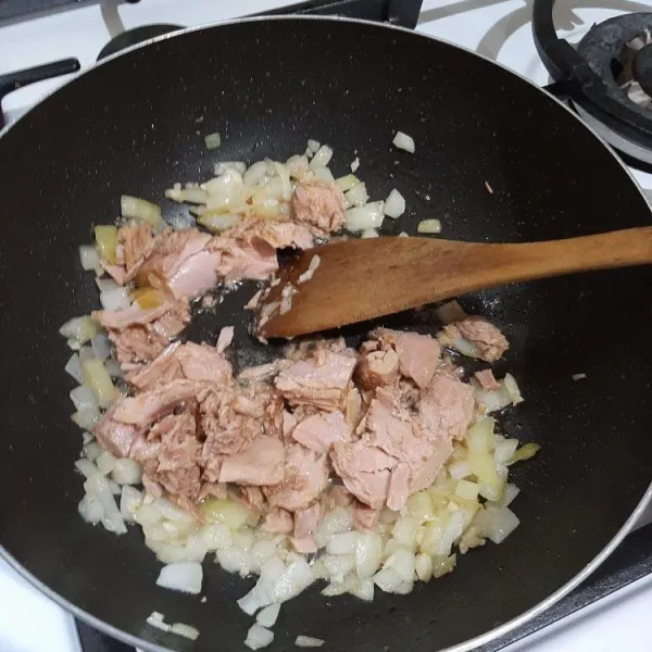 Tambahkan tuna, masak hingga matang.