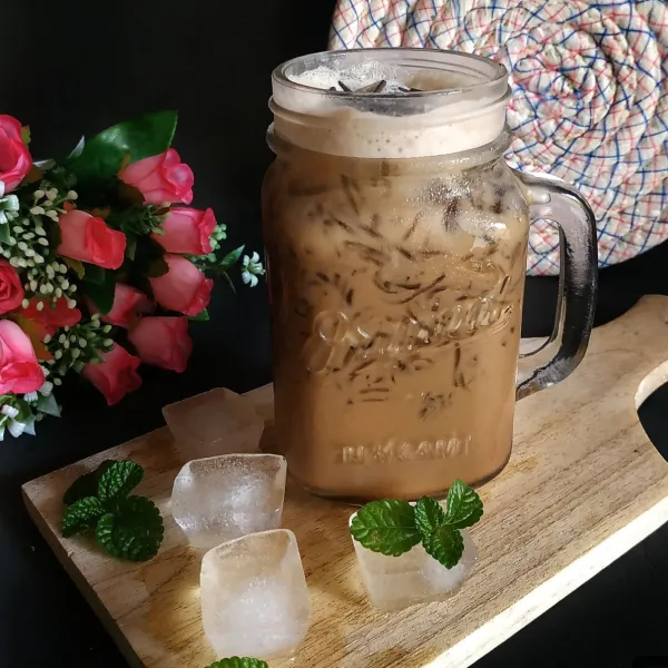 Tuang kopi yang telah diblender kedalam gelas. Tambahkan meises diatasnya dan siap dinikmati.