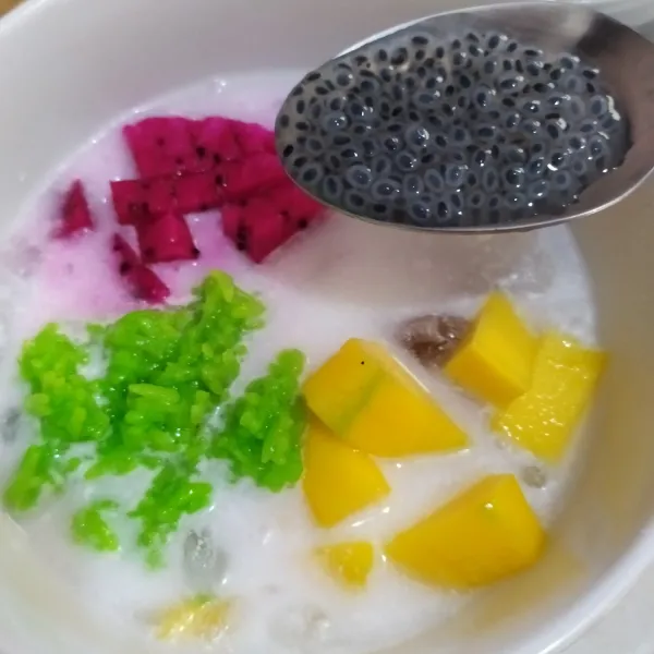 Susun tape, potongan buah naga, mangga dan biji selasih.