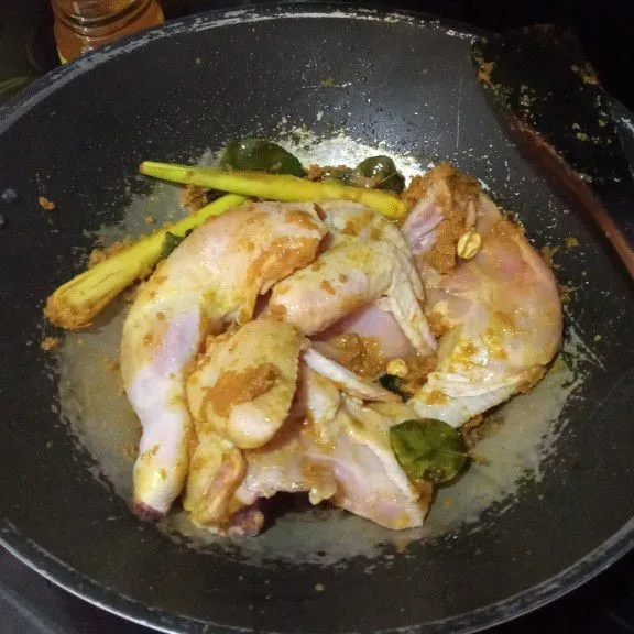 Masukkan ayam aduk sampai merata.