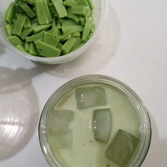 Masukkan es batu, tuang jelly dan susu serta campuran chocolatos aduk hingga merata.