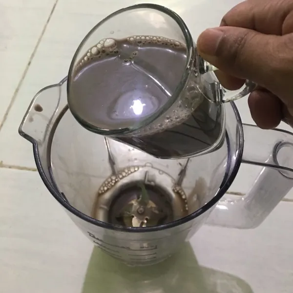 Masukkan susu ke dalam blender.