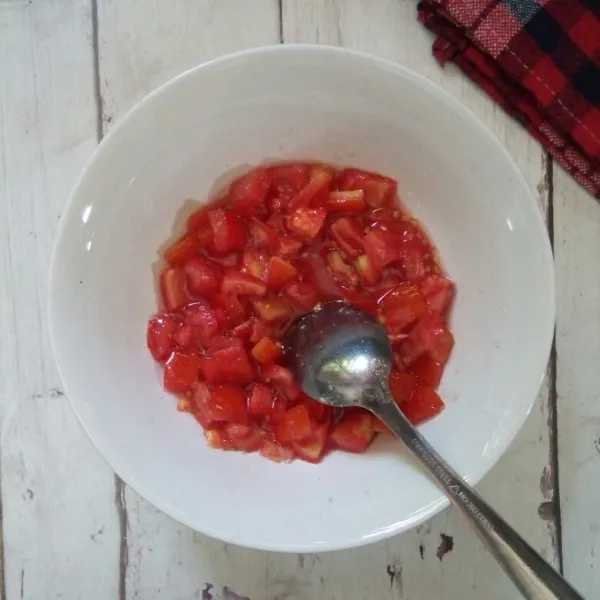 Aduk tomat dengan gula sedikit larut dan tomat mengeluarkan air.
