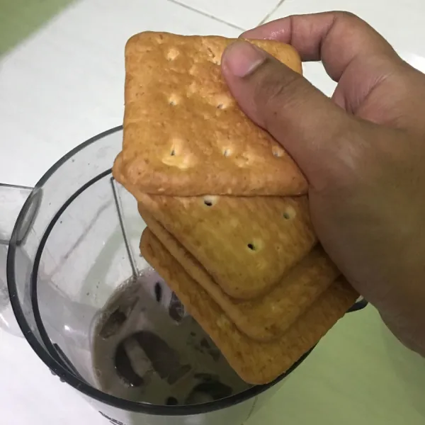 Masukkan biskuit. Blender hingga semua tercampur rata.