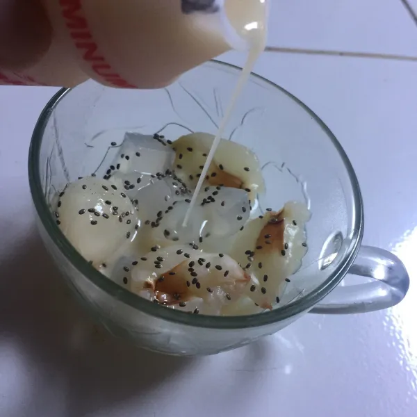 Masukkan sebotol yakult dan aduk rata.