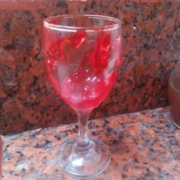 Siapkan gelas saji masukan sekitar 1,5  sdm selai strawberry, tempelkan juga di sisi gelas gelas nya agar terlihat cantik.