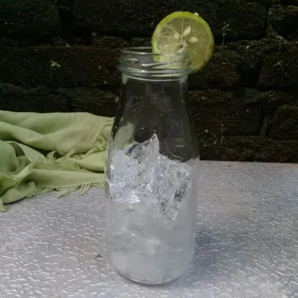 Masukan es batu kedalam wadah.