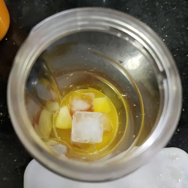 Tambahkan beberapa es batu.