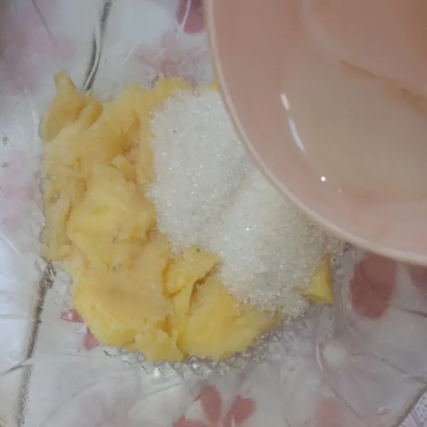 Masukkan sedikit air lalu ratakan.