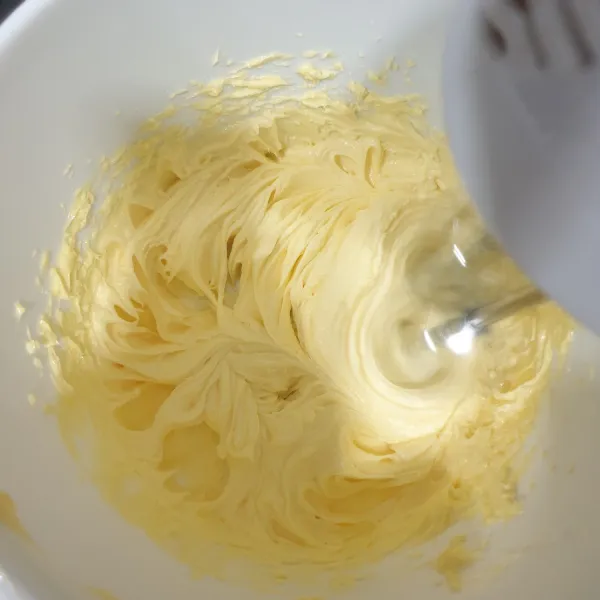 Mixer Mentega, Margarin, Gula Halus dan vanilla Essence, Selama 1 menit.