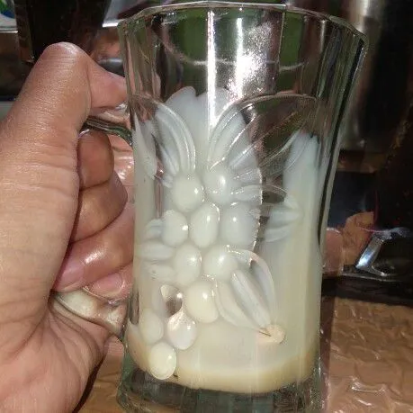 Tuang susu dalam gelas.