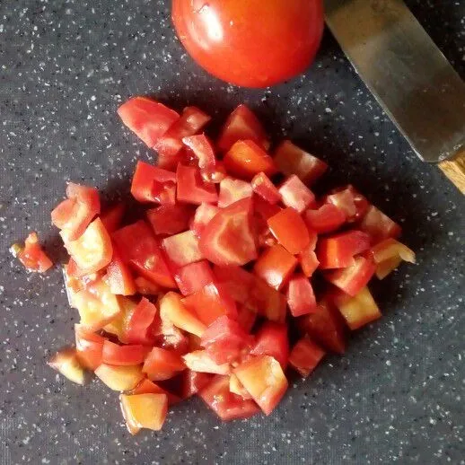 Tomat merah dicuci hingga bersih, kemudian dipotong dadu kecil.