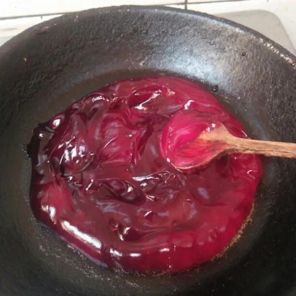 Blender buah strawberry lalu masak di wajan, tambahkan gula setelah mengental menyerupai selai matikan.