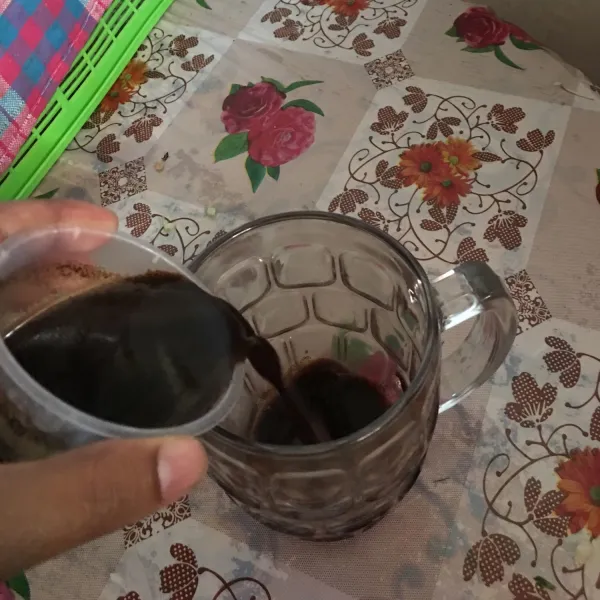 Pertama tuangkan susu kental manis kedalam gelas. Setelah itu tuang kopi.