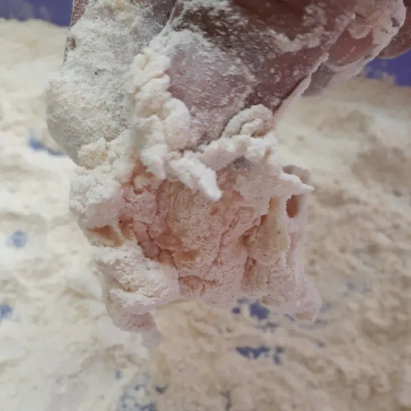 Ambil ayam dari bahan pencelup lalu masukkan ke tepung crispy remas-remas menggunakan ujung jari hingga keriting.