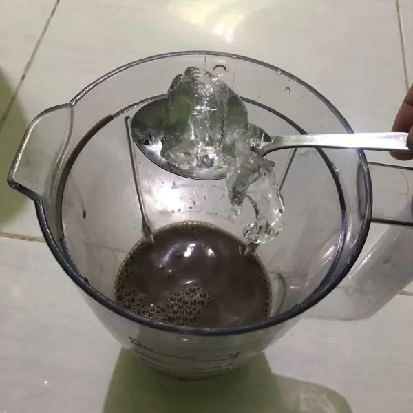 Tambahkan es batu.