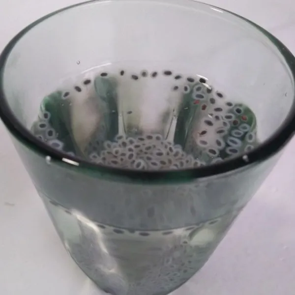 Rendam selasih dengan air panas di gelas kecil