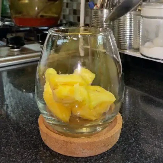 Siapkan bahan-bahan dan gelas. Kemudian masukkan nanas ke dalam gelas.