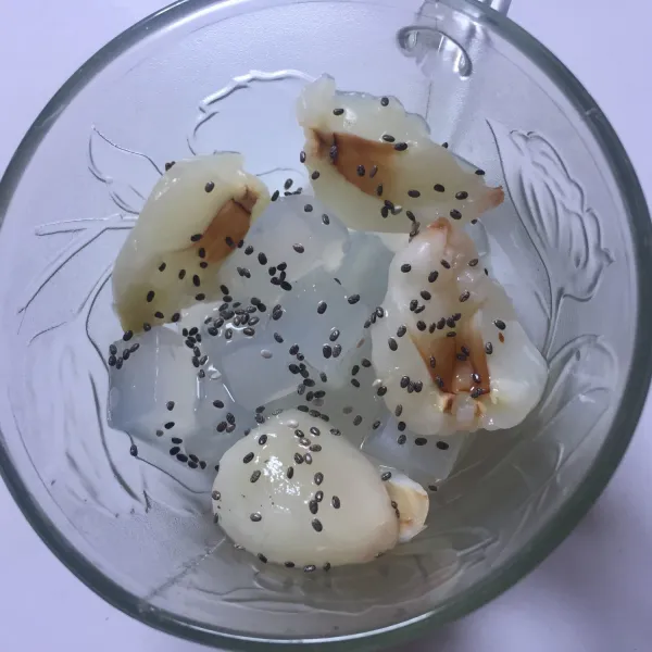 Masukkan semua bahan (buah leci, nata de coco, dan chia seed)