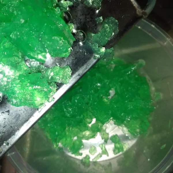 Serut jelly hijau, sisihkan.