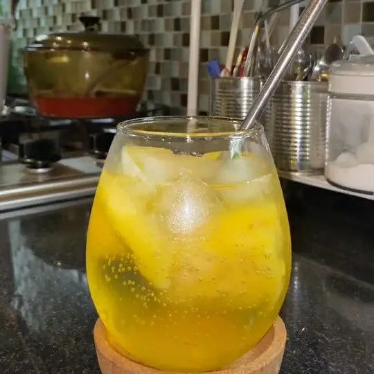 Beri hiasan potongan nanas pada gelas. Sunset Mocktail siap disajikan 😋