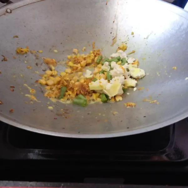 Tambahkan semua sayuran dan tahu, kecuali brokoli, tumis hingga setengah matang.