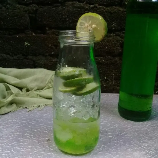 Lalu tuangi sirup melon.