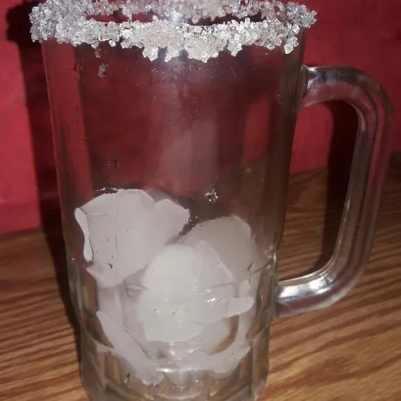Masukkan es batu kedalam gelas.
