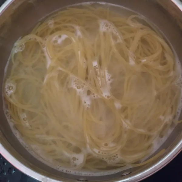 Air rebusan diberi garam 1sdt lalu rebus spaghetti selama 9 menit.