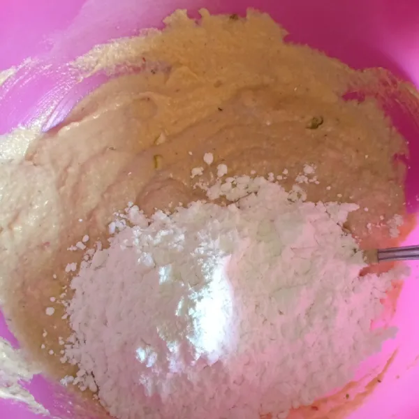 Campur tempe yang sudah di blender dengan tepung dan irisan daun bawang. Aduk rata.